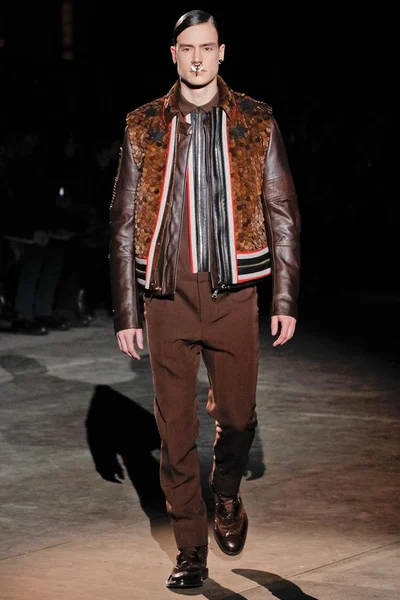 Look 28